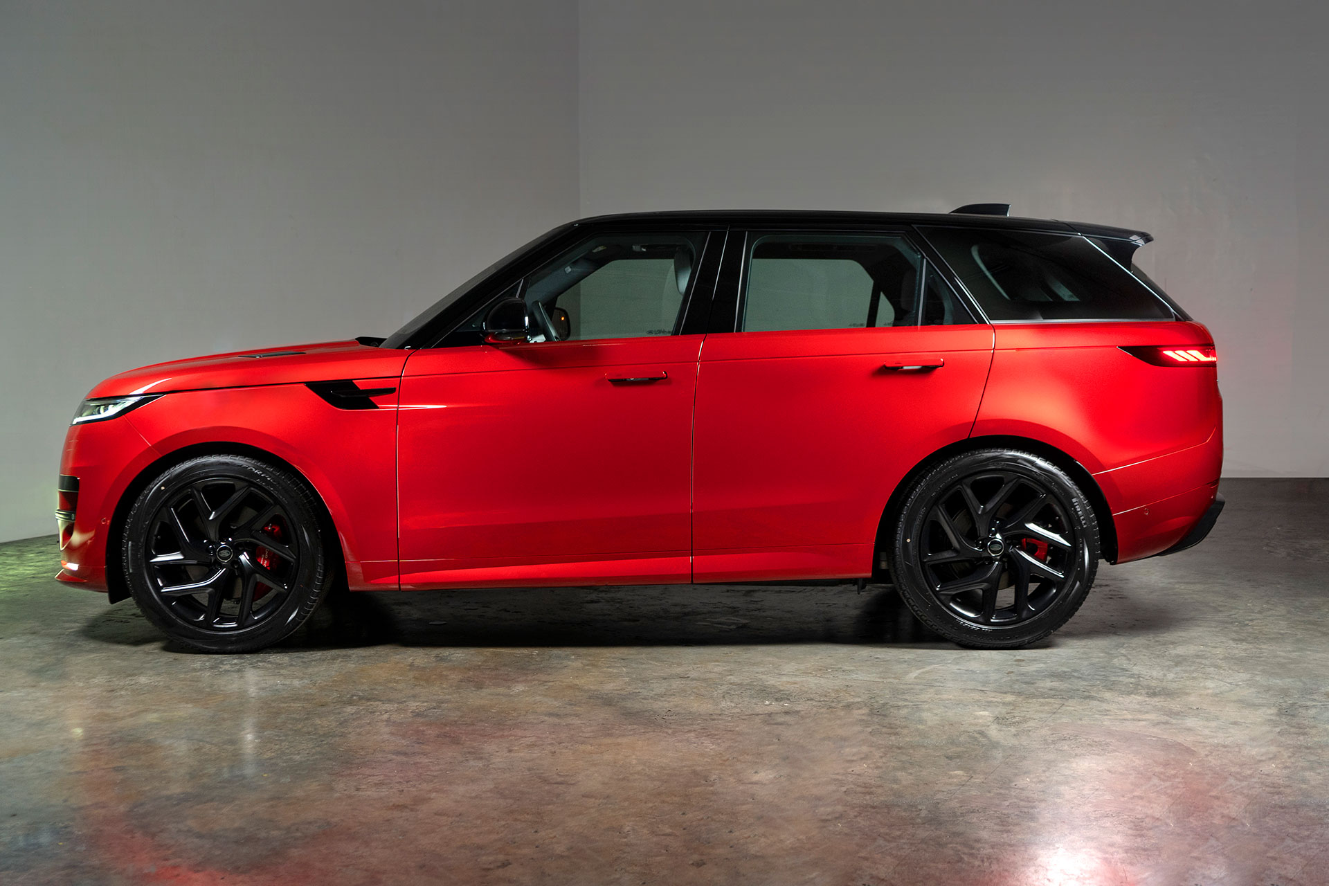 RangeRover_Exteriors_Red-Side